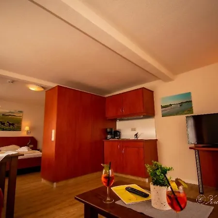 Zwei Linden - Links Der Elbe - Niedersachsen באליה